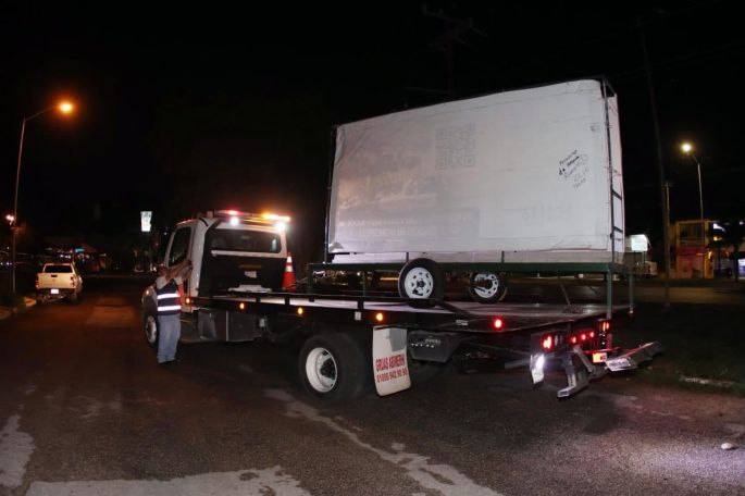 Mérida ordena sus calles: retiran vallas publicitarias, vehículos irregulares y abandonados