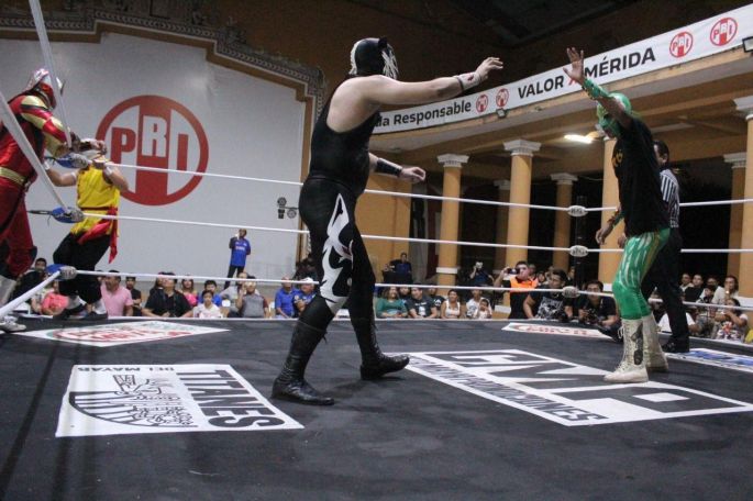 Lucha libre en la casa del pueblo 