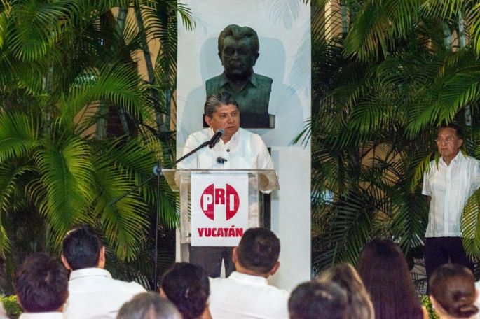 “Si el oportunismo ideológico es peligroso, el cinismo político lo es mucho más”: Gaspar Quintal ante el busto de Víctor Cervera 