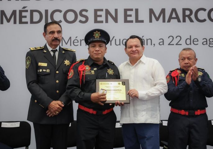 Díaz Mena honra labor de bomberos y paramédicos de Yucatán
