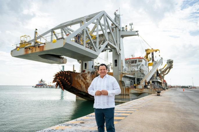 Gobernador Joaquín Díaz Mena visita el buque de dragado Fernando Magallanes