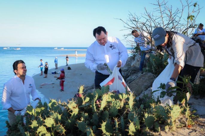 Gobernador Joaquín Díaz Mena encabeza limpieza de playas de Yucatán