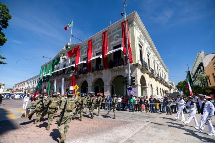 Más de 4,900 participantes engalanan desfile cívico-militar en Mérida