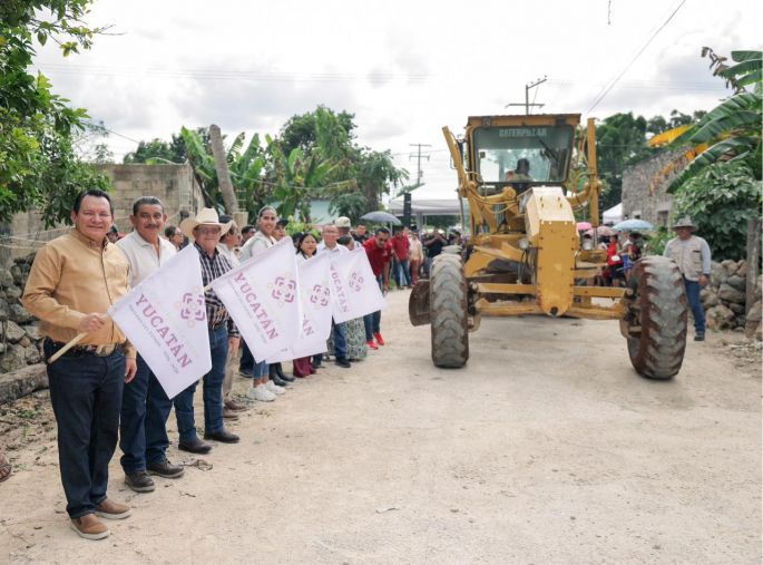 Gobernador Joaquín Díaz Mena impulsa obras para mejorar movilidad en Calotmul