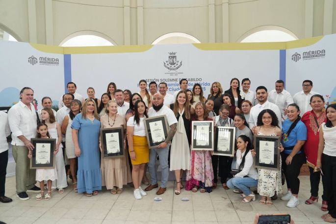 Reconoce Cecilia Patrón a diversos actores de la sociedad meridana; “Con valores cívicos y culturales, fortalecen la gran comunidad que somos”.