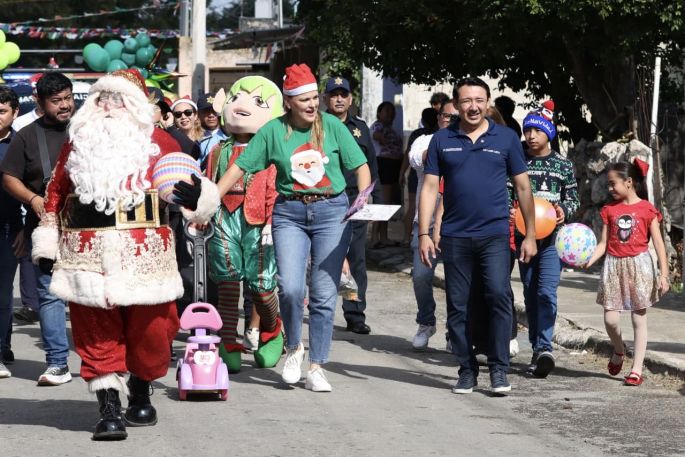 Acompañada de la Policía de Mérida, Cecilia Patrón acerca la Navidad a las comisarías del sur