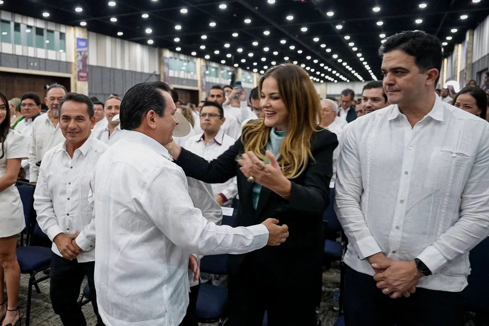 Acude la alcaldesa de Mérida al primer informe del Gobierno del Estado de Yucatán