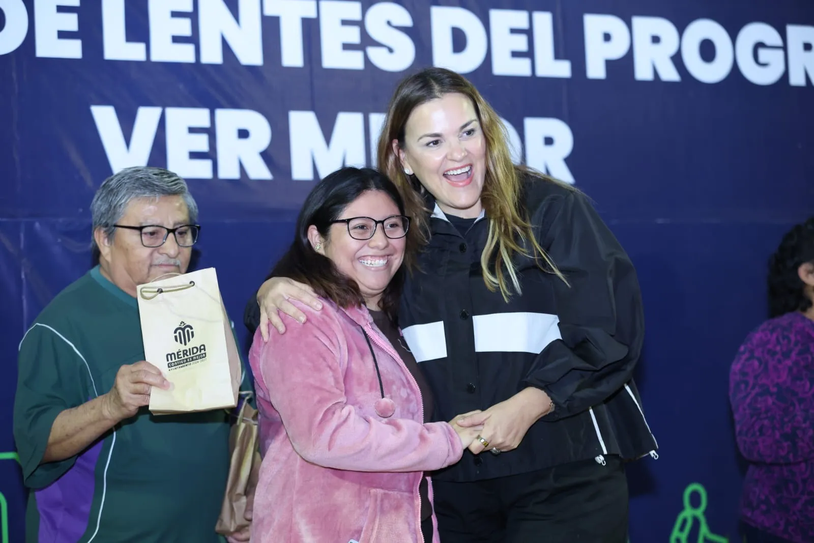 Cecilia Patrón entrega lentes gratuitos a 513 personas en El Roble Agrícola
