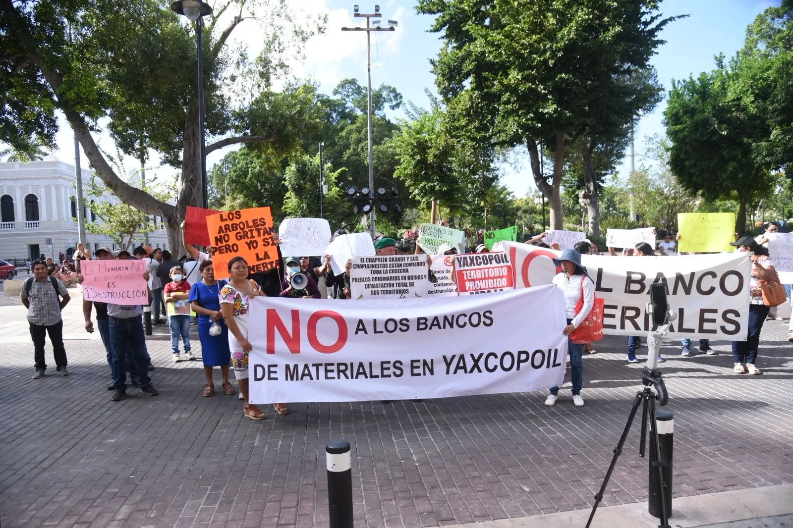 Mayas se rebelan contra la minería en Yucatán y protestan frente al Palacio de Gobierno