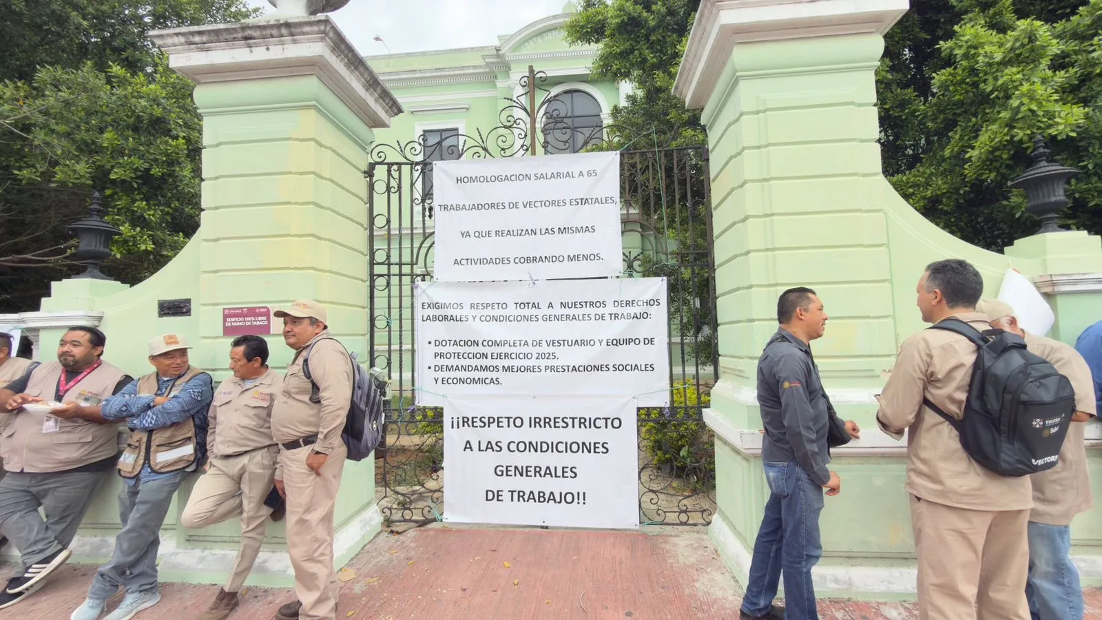 Trabajadores paralizan Secretaría de Salud y bloquean calle 72 en Mérida