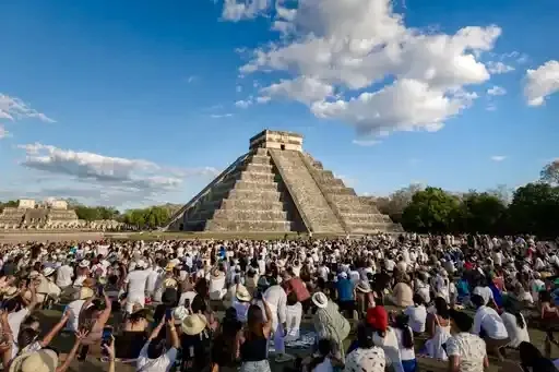 Más de 15 mil visitantes presencian descenso de Kukulcán en Chichén Itzá