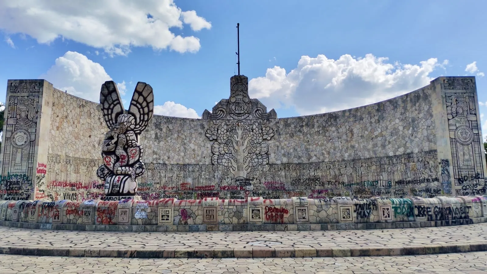 Tras marcha del 8M Monumento a la Patria sufrió daños y requerirá restauración especializada