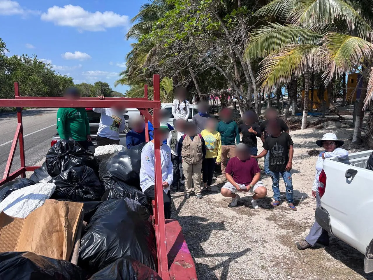 Limpian 350 metros de costa en playas de Campeche; retiran más de 150 kilos de residuos