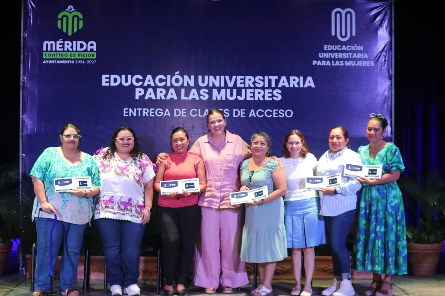 Cien mujeres inician estudios universitarios gratuitos en Mérida con apoyo integral