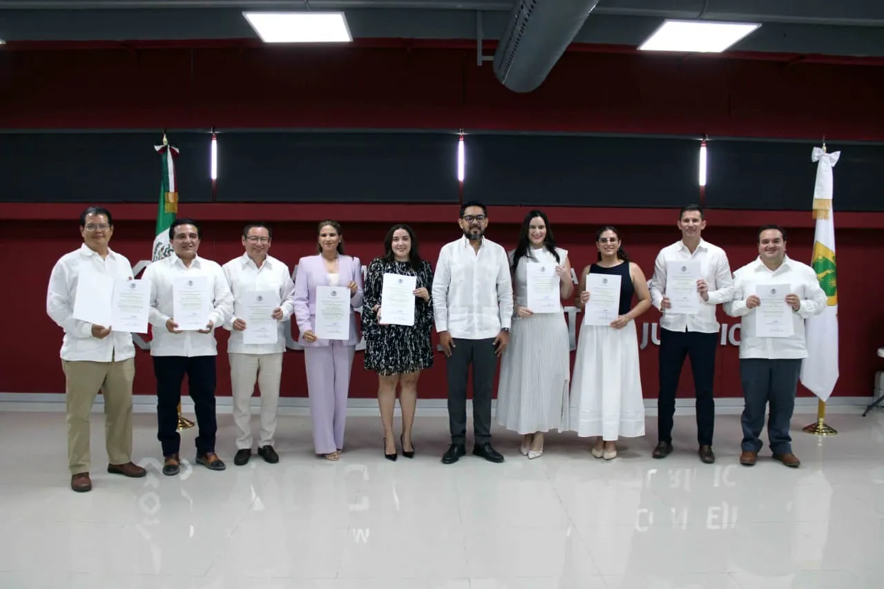 Gobierno del Estado entrega patentes a notarias y notarios públicos