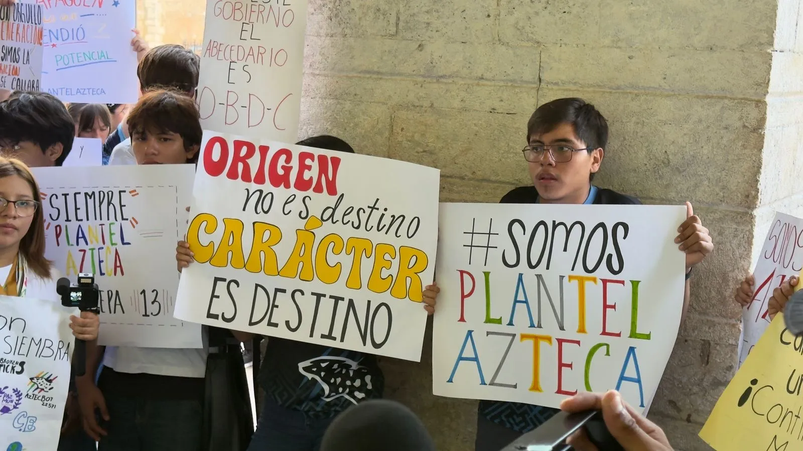 Comunidad del Plantel Azteca protesta contra cambio a “Renacimiento Maya”