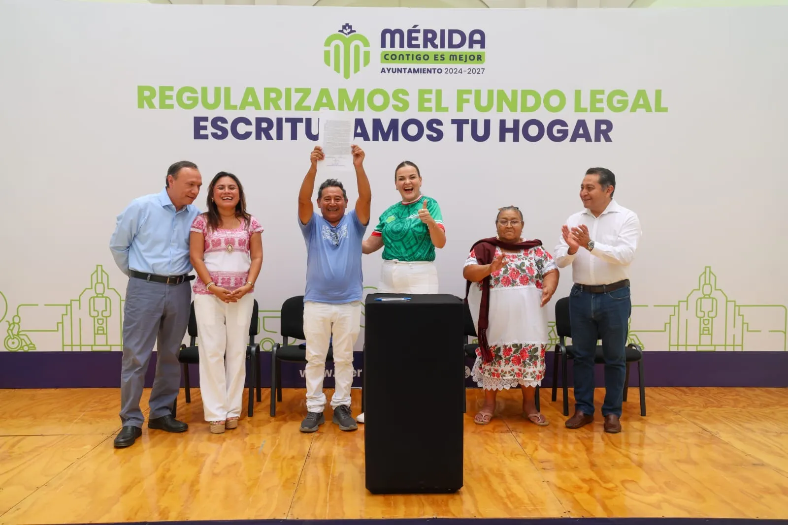 Cecilia Patrón entrega 47 escrituras y brinda certeza patrimonial a familias de comisarías de Mérida