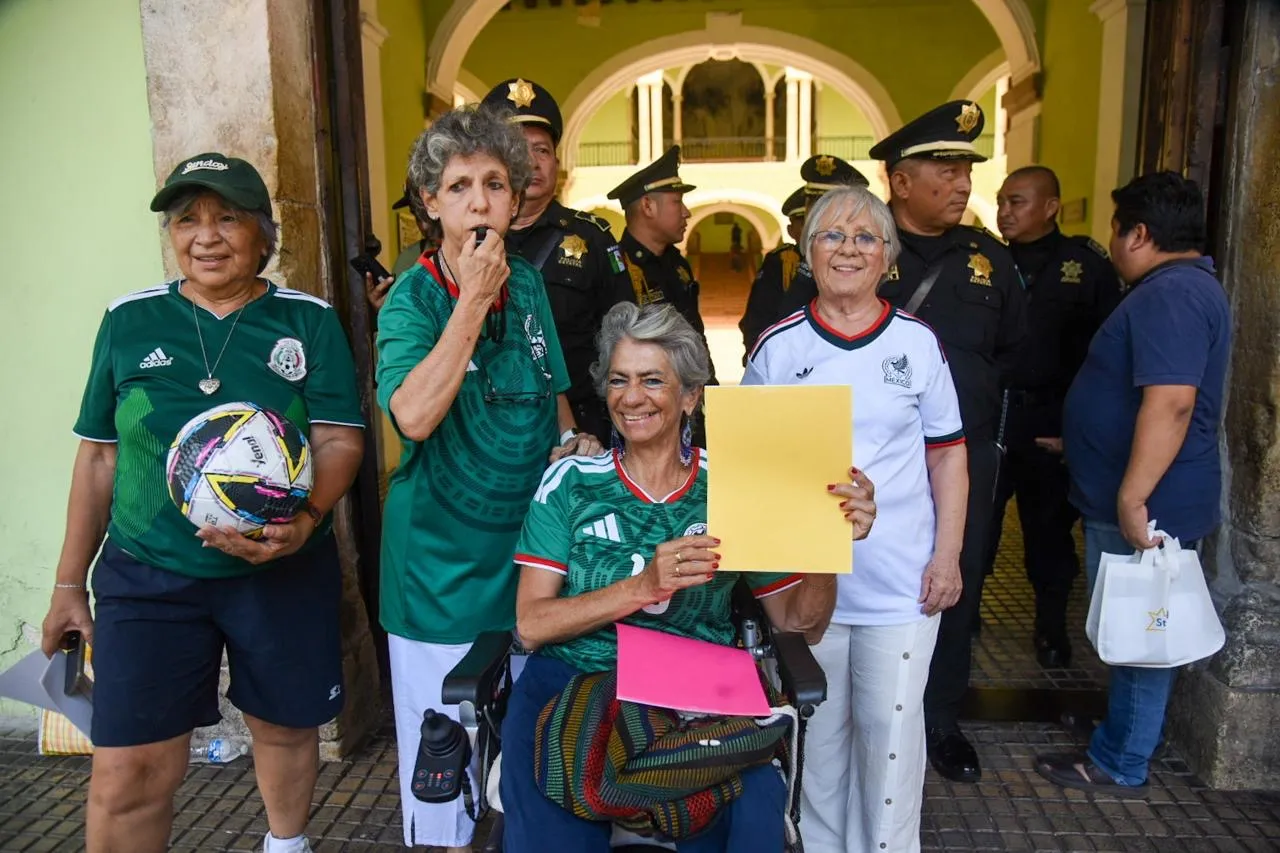 ”¡Tarjeta roja!”: feministas protestan por la atención a mujeres, niñas y adolescentes en Yucatán